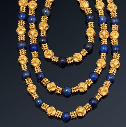 null Long necklace in 18K (750) gold alternating balls of lapis lazuli (probably...