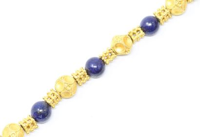 null 
Bracelet en or 18K (750) alternant des boules de lapis lazuli (probablement...