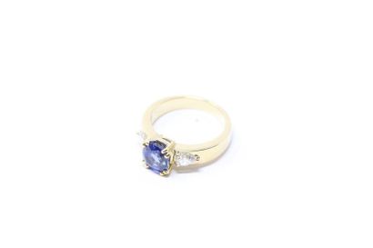 null 18K (750) yellow gold ring set with an oval cushion sapphire shouldered with...