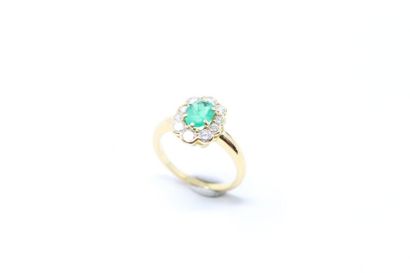 null 18K (750) yellow gold "Marguerite" ring set with an oval emerald surrounded...