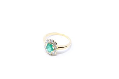 null 18K (750) yellow gold "Marguerite" ring set with an oval emerald surrounded...