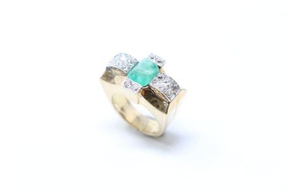 null 14K (585) yellow gold and platinum signet ring set with a cabochon emerald shouldered...