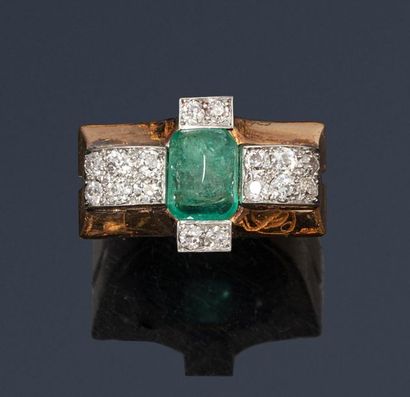 null 14K (585) yellow gold and platinum signet ring set with a cabochon emerald shouldered...