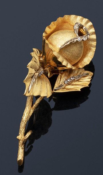 null Broche Fleur en or jaune 18K (750) poli, amati et ciselé, serti de diamants...