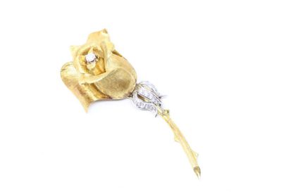 null Clip en or jaune 18K (750) et métal figurant une fleur partiellement ornée de...