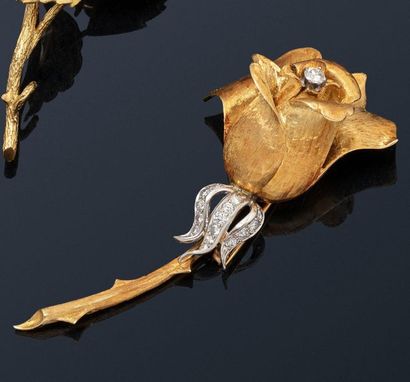 null Clip in 18K (750) yellow gold and metal featuring a flower partially decorated...