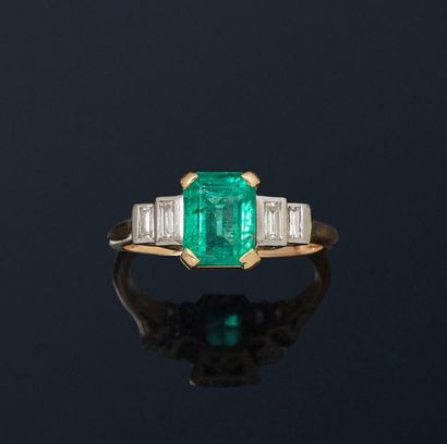 null 18K (750) yellow gold and platinum ring set with a rectangular emerald set with...