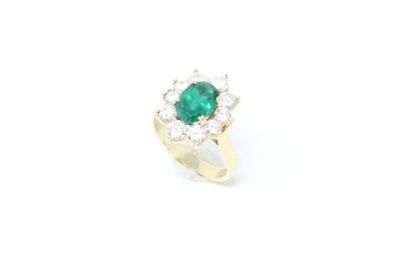 null Daisy ring in 18K (750) yellow gold with an oval emerald in a diamond setting....