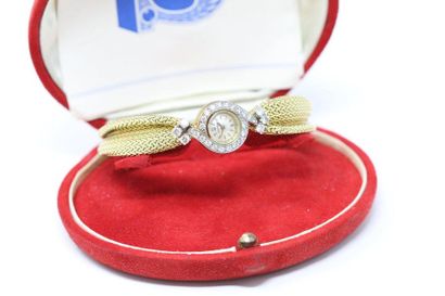 OMEGA OMEGA

Montre bracelet de dame en or 18K (750) et diamants. Lunette et anses...