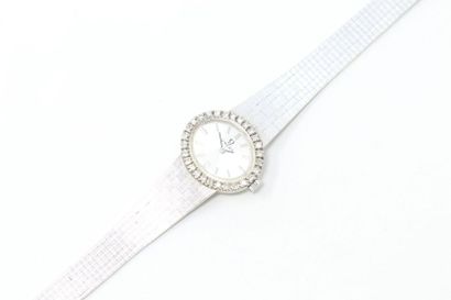 OMEGA OMEGA

Montre bracelet de dame en or gris 18K (750) et diamants. Lunette sertie...