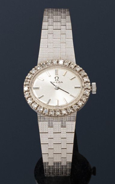 OMEGA OMEGA

Montre bracelet de dame en or gris 18K (750) et diamants. Lunette sertie...