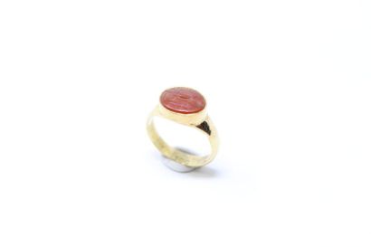 18K (750) yellow gold ring with a carnelian...