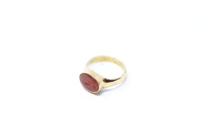 null 18K (750) yellow gold ring with a carnelian intaglio of a character.

Finger...