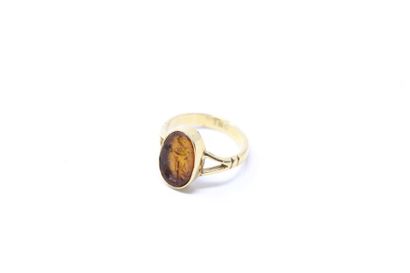 null Ring in 18K (750) yellow gold with an intaglio on glass showing a warrior.
Finger...