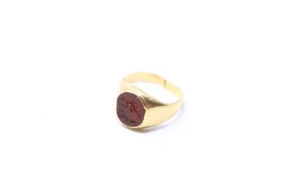null Ring in 18K (750) yellow gold with an intaglio on carnelian depicting characters...