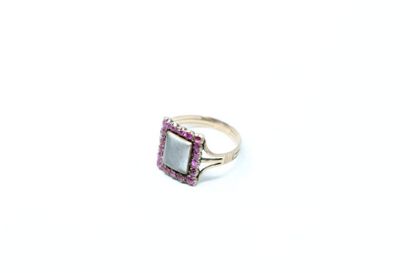 null Bague de sentiment en métal à chaton rectangulaire centré d'un motif de cheveux...