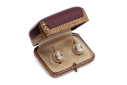 null Pair of 18K (750) yellow gold sleepers adorned with two-layer agate cameos with...