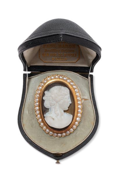 null Oval brooch in 18K (750) yellow gold adorned with a cameo on two layers of agate...