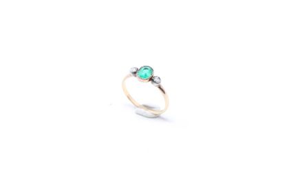 null 18K (750) yellow gold and silver ring set with a cushion emerald set with rose-cut...