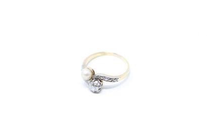 null Toi & Moi" ring in 18K (750) yellow gold and platinum set with an antique cut...
