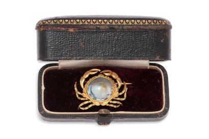 null 
Chased 18k (750) yellow gold brooch depicting a crab, with a mother-of-pearl...