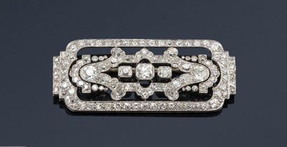 null Plate brooch in openwork platinum adorned with 8/8 and 16/16 antique cut diamonds,...