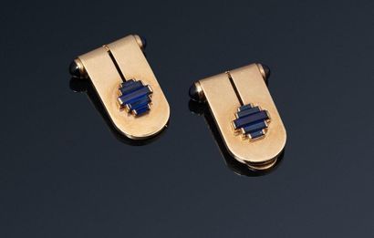 null Pair of 14K (585) pink gold clips decorated with sapphires and blue stones....