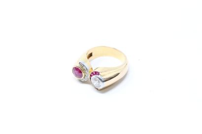 null 18K (750) yellow gold and platinum signet ring with symmetrical confronting...