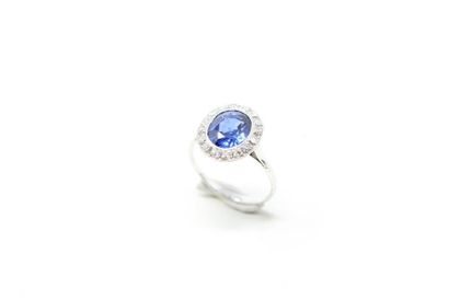null Ring in 18K (750) white gold and platinum set with an oval sapphire in a ring...