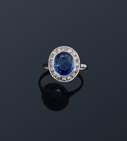 null Ring in 18K (750) white gold and platinum set with an oval sapphire in a ring...