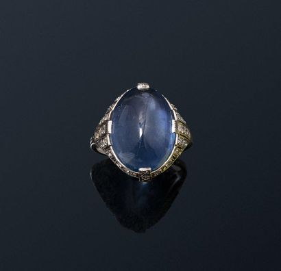 null Platinum and 18k (750) white gold ring set with a cabochon sapphire and old...
