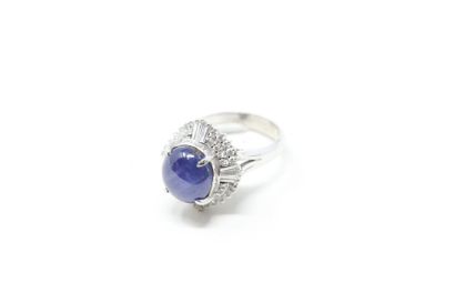 null Platinum ring set with a blue-violet sapphire cabochon shimmering in a setting...