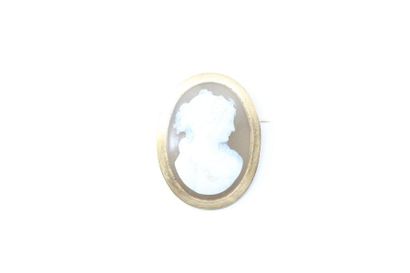 null Oval pendant brooch in 18K (750) yellow gold decorated with a cameo on two layers...