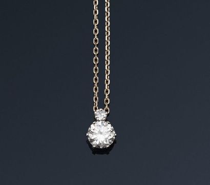 null 18K (750) white gold pendant set with a brilliant-cut diamond surmounted by...