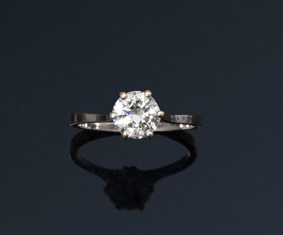 null Bague solitaire en or gris 18K (750) ornée d'un diamant demi taille.

Poinçon...