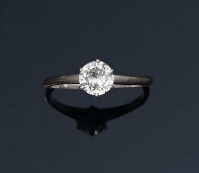 null Platinum solitaire ring set with a brilliant-cut diamond

Diamond weight: approx....