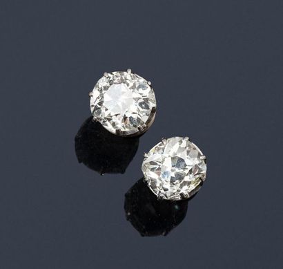 null Pair of platinum and 18k (750) white gold ear studs decorated with antique cut...