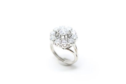 null Bague en or gris 18K (750) ornée de diamants taille brillant. 

Poinçon tête...