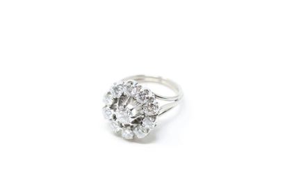 null 18K (750) white gold ring set with brilliant-cut diamonds. 

Eagle's head hallmark.

Total...