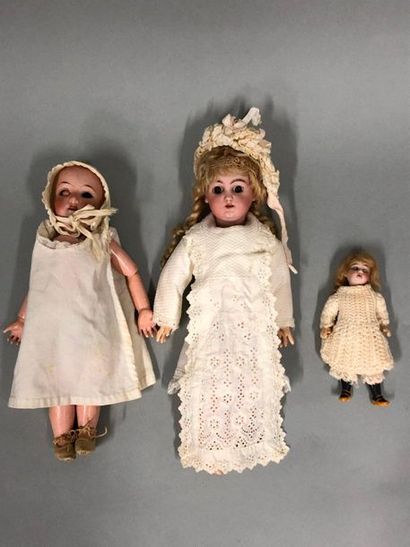 null Trois poupées diverses avec corps articulé dont mignonnette, corps en composition,...