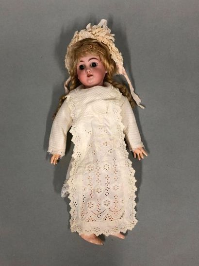 null Three various dolls with articulated body including mignonette, body in composition,...