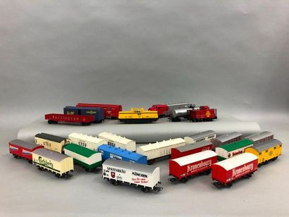 null Freight and tank cars of the brands HORNBY - US - BURLINGTON and SANTA FE.