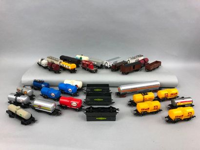 null Freight and tank cars of the brands HORNBY - US - BURLINGTON and SANTA FE.