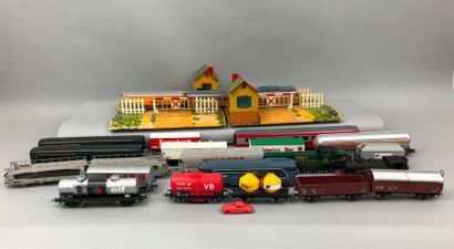 null Lot JOUEF : voitures, loco, rails et 4 éléments HORNBY