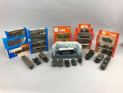 null Various sets of railway equipment with circuit cars - accessories - models assembled...