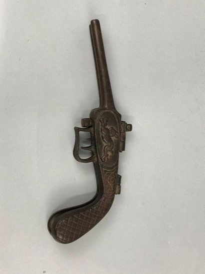 null Pistolet à amorces ou fléchettes (jouet) en fonte avec décors de lapin et sanglier
XIXème...