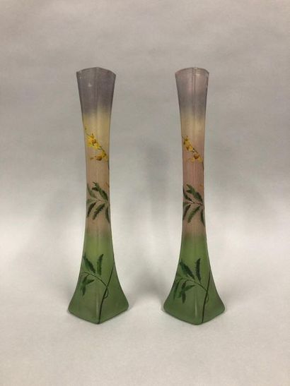 null LEGRAS

Paire de vases fuselés en verre à décor floral dégagé à l'acide et peint....