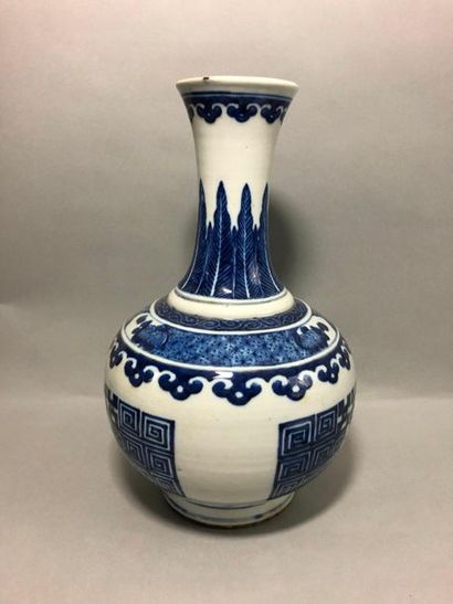 null CHINE, XIXe siècle,

Vase en porcelaine blanc et bleu à décor archaique.

H....
