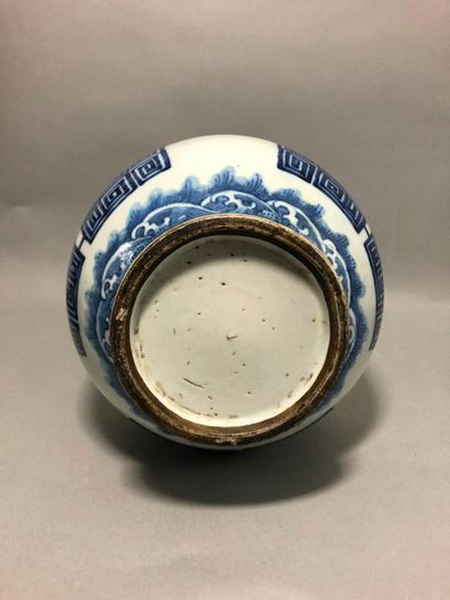 null CHINE, XIXe siècle,

Vase en porcelaine blanc et bleu à décor archaique.

H....