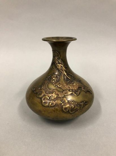 null JAPON, XIXème siècle

Petit vase à panse globulaire aplatie à décor en léger...